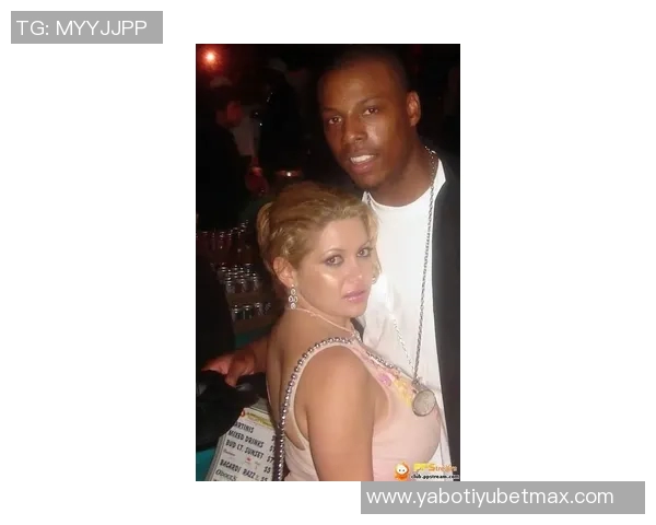 皮尔斯夜店偷瞄性感美女的紧张瞬间只需半秒转头避免被发现