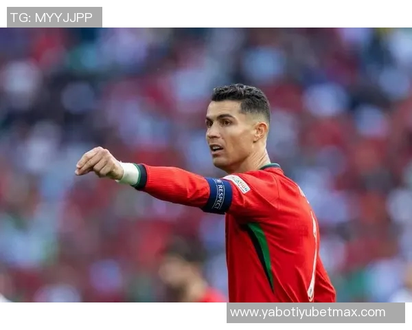 C罗分享回归葡萄牙国家队的帅气照片墨镜加持魅力十足